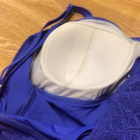 AQUA COUTURE swim top royal blue crocheted look split front size 18W adj… - Picture 9 of 10